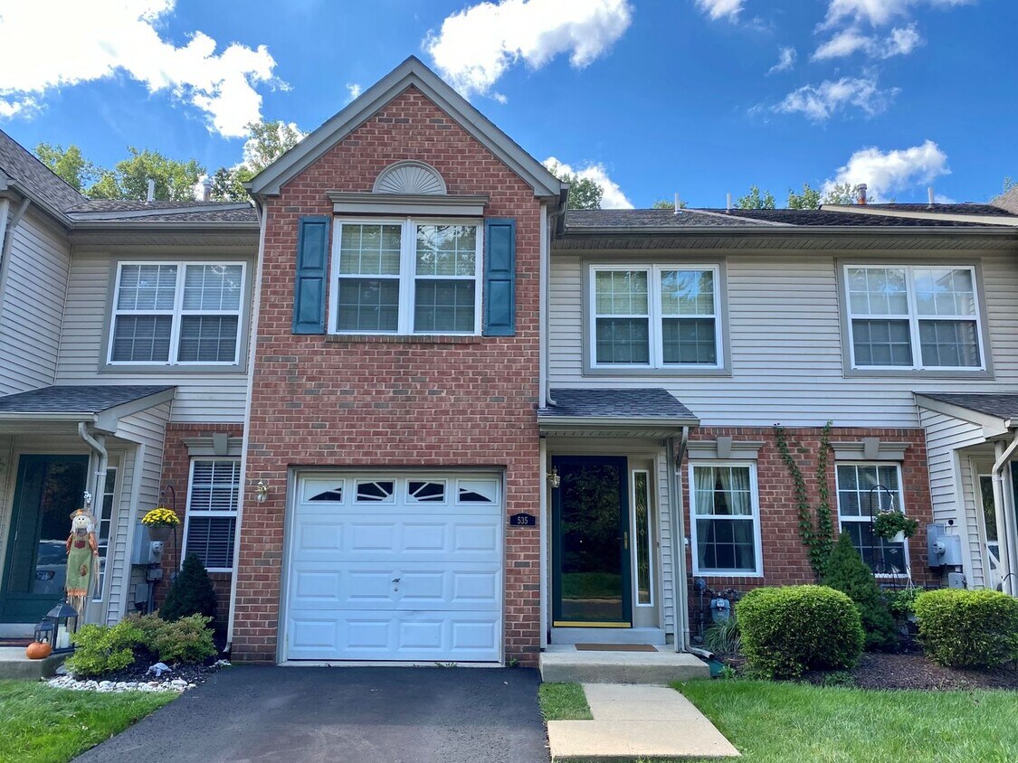 Primary Photo - Charming 3-Bedroom Townhome in Southampton...