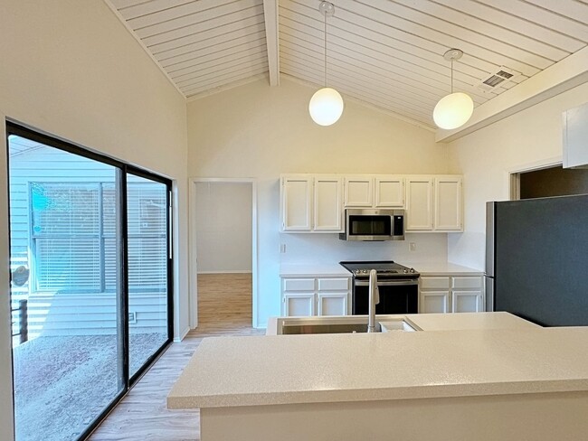 Building Photo - 2 Bedroom Condo for rent off Essen Lane