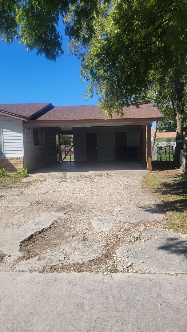 Building Photo - Charming 3-Bedroom, 1-Bath Home with Large...