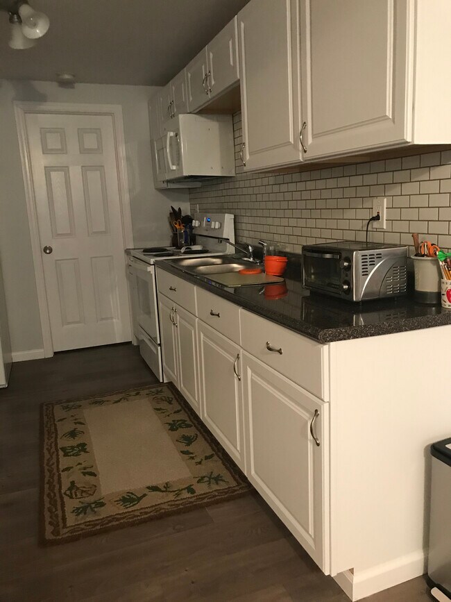 Cocina - 7707 Mykolaitis Ln