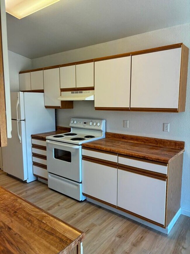 Building Photo - 2 bedroom duplex