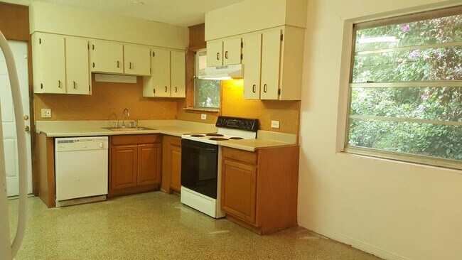 Building Photo - 2120 Anastasia Dr