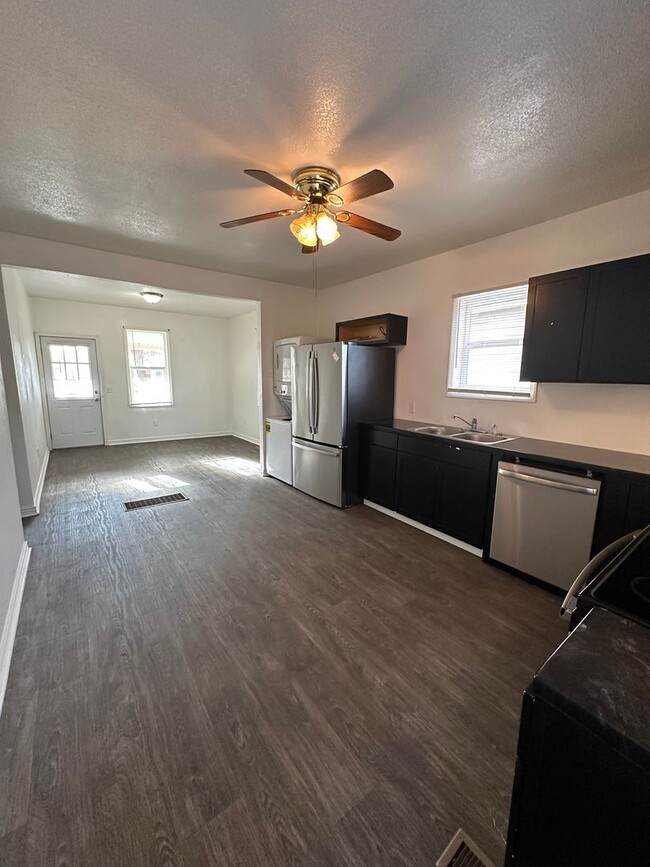 Building Photo - 2 Bed / 1 Bath House