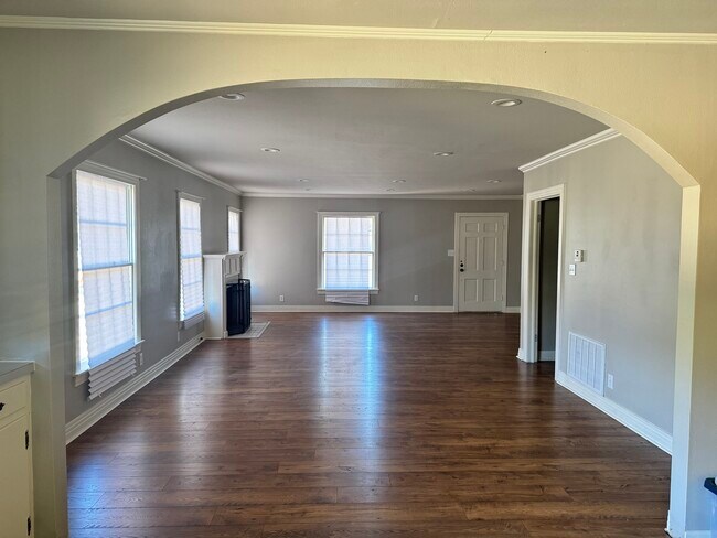 Building Photo - 1521 S Wall Ave