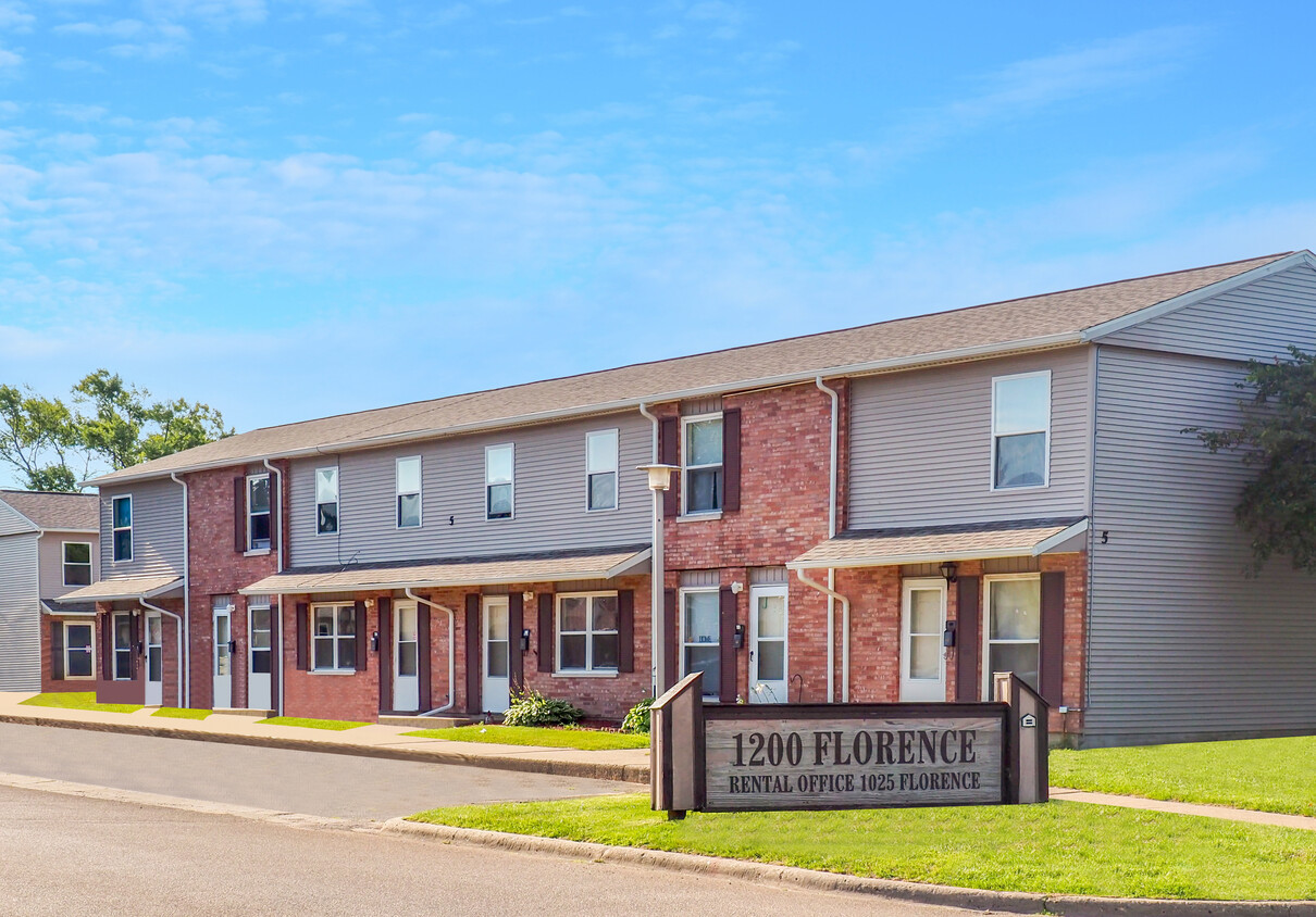 Primary Photo - Williamsburg Townhouses