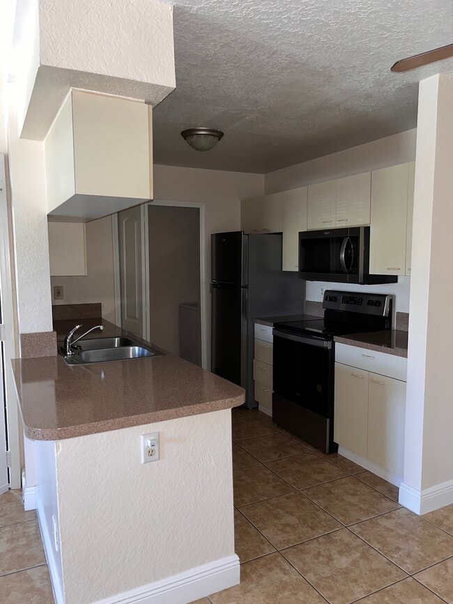 Building Photo - 2550 N Alafaya Trl