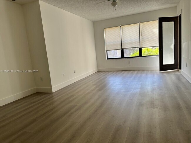 Foto del edificio - 4201 W McNab Rd