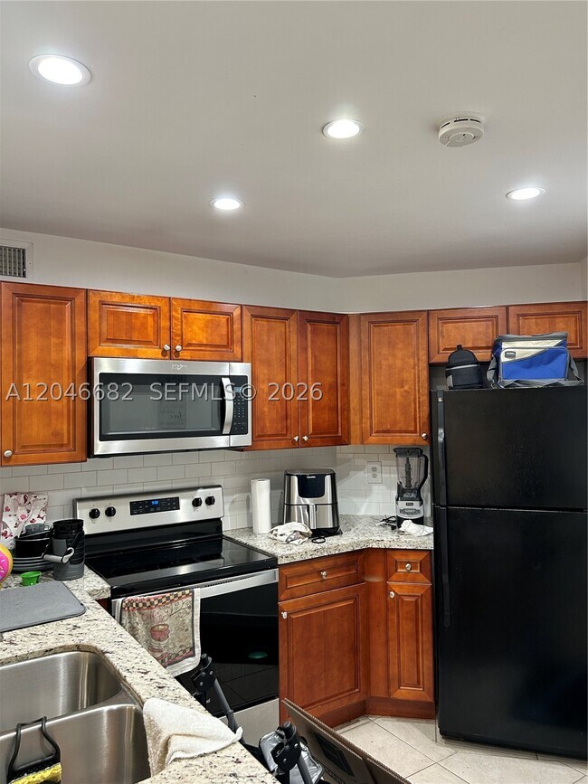 Building Photo - 9421 Fontainebleau Blvd