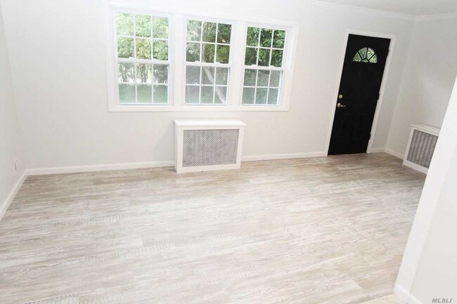 Building Photo - 9 Little Neck Rd