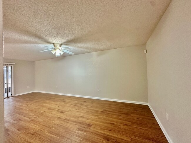 Foto del edificio - 4BR/2.5BA Condo in Cricket Club I