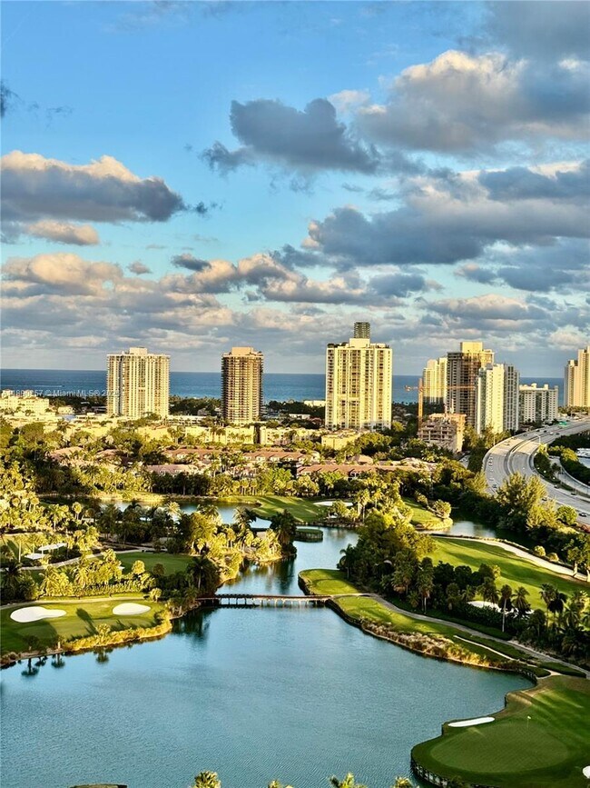 Fotografía del edificio - 19501 W Country Club Dr