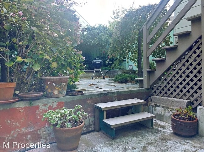 Building Photo - 728 Diamond St