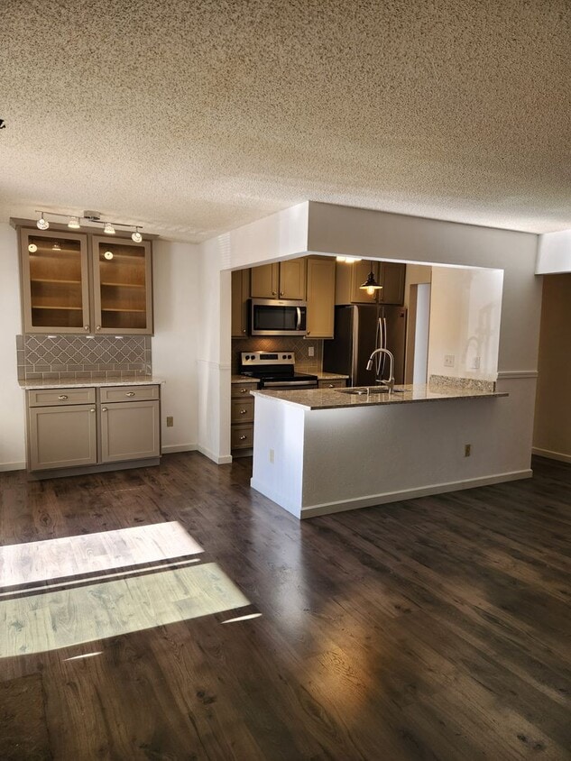 Fresh paint! Amazing first floor unit in A... - Amazing first floor unit in Arvada!