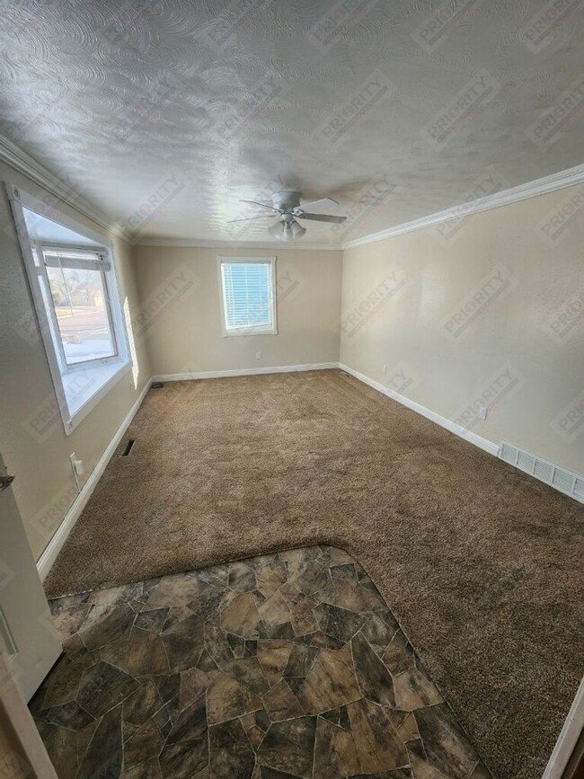 Building Photo - 208 E Sunset Dr