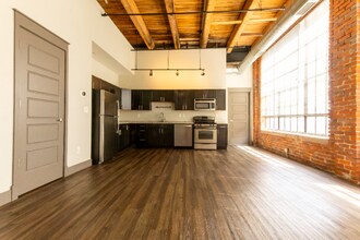 Building Photo - 570 S Front St