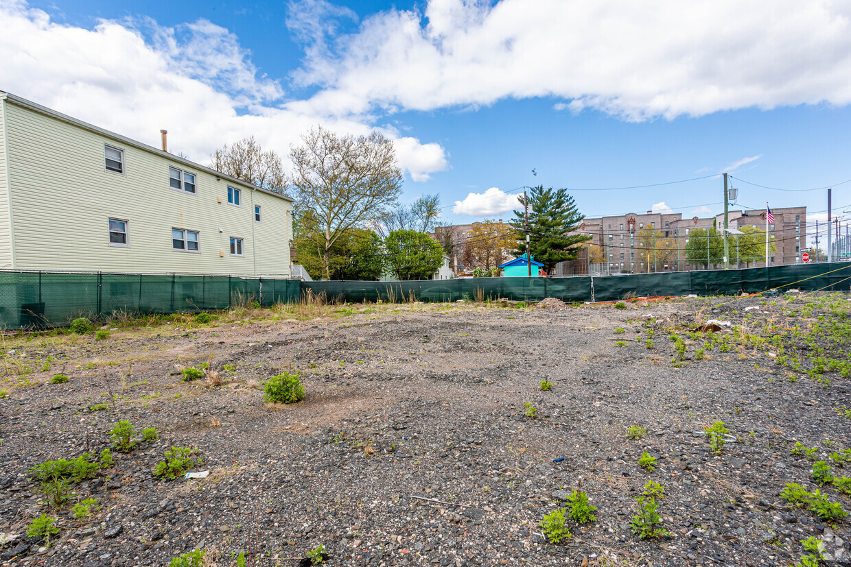 Vacant Lot next door - 17 Avenue E