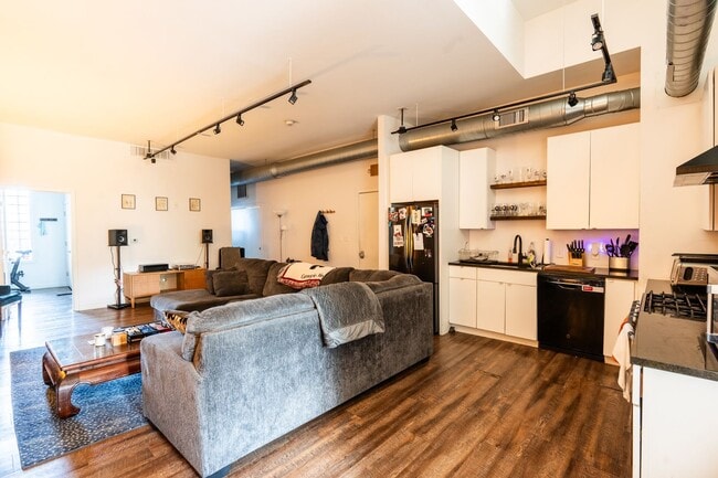 Building Photo - Spacious 2 Bedroom/2 Bath in Lawrenceville