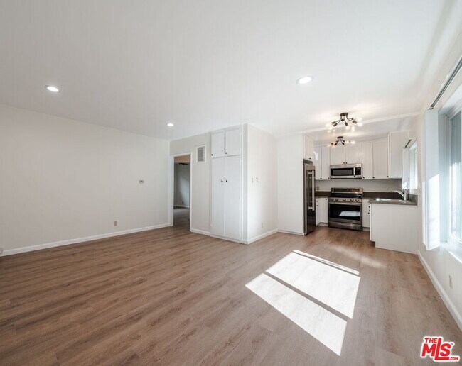 Foto del edificio - 13343 Victory Blvd