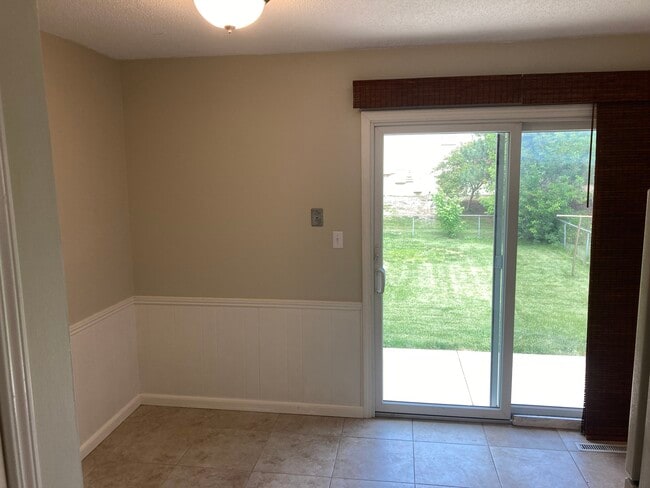 Building Photo - 1406 E Willow Dr