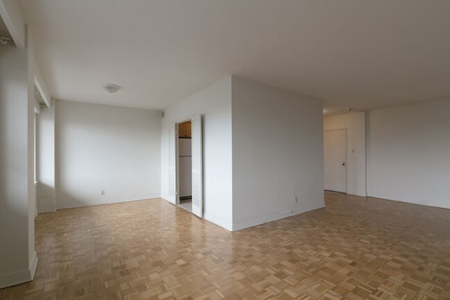 Building Photo - 3555 Chem. de la Côte-des-Neiges