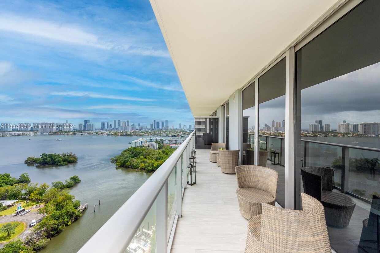 Foto principal - 16385 Biscayne Blvd