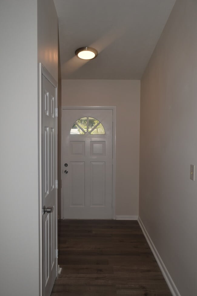 Building Photo - 8114 Meadowglen Dr