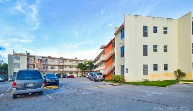 Building Photo - 1481 NE Miami Gardens Dr
