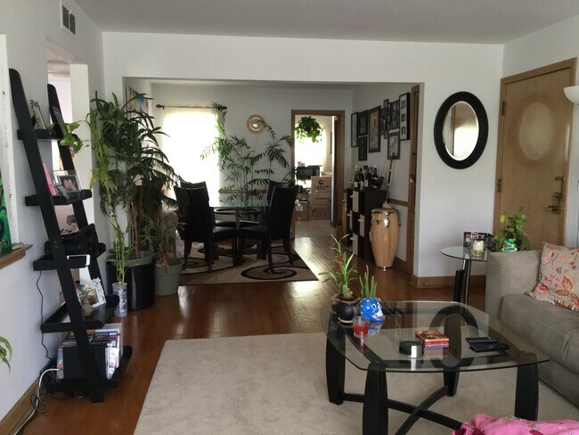Sala de estar - 7922 W Center St