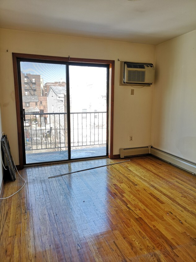 Primary Photo - 31-24 31st St
