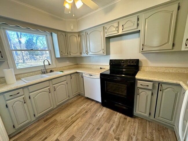 Building Photo - Cute 2 bed in central Lincoln