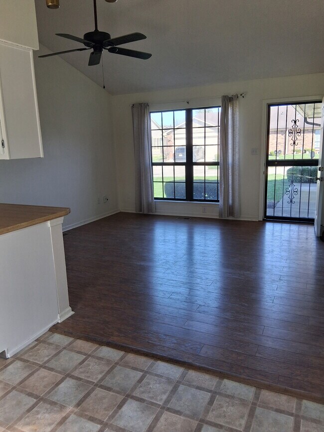 Sala de estar - 1858 Queensbridge Cir