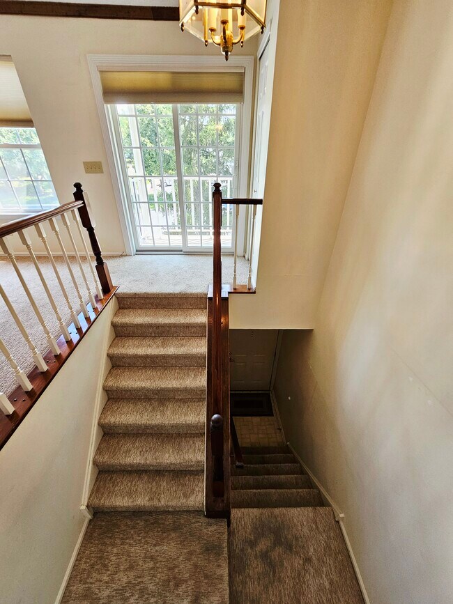 Escaleras al piso principal - 1990 Mattis St