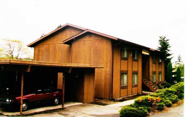 Building Photo - 818 Queens St