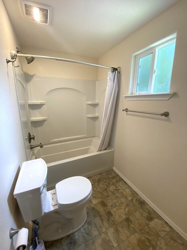Foto del edificio - Studio Garage Apt in NW OKC YOUNGS ENGLEWO...