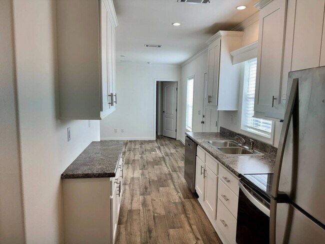 Building Photo - 887 E Colonial Cir