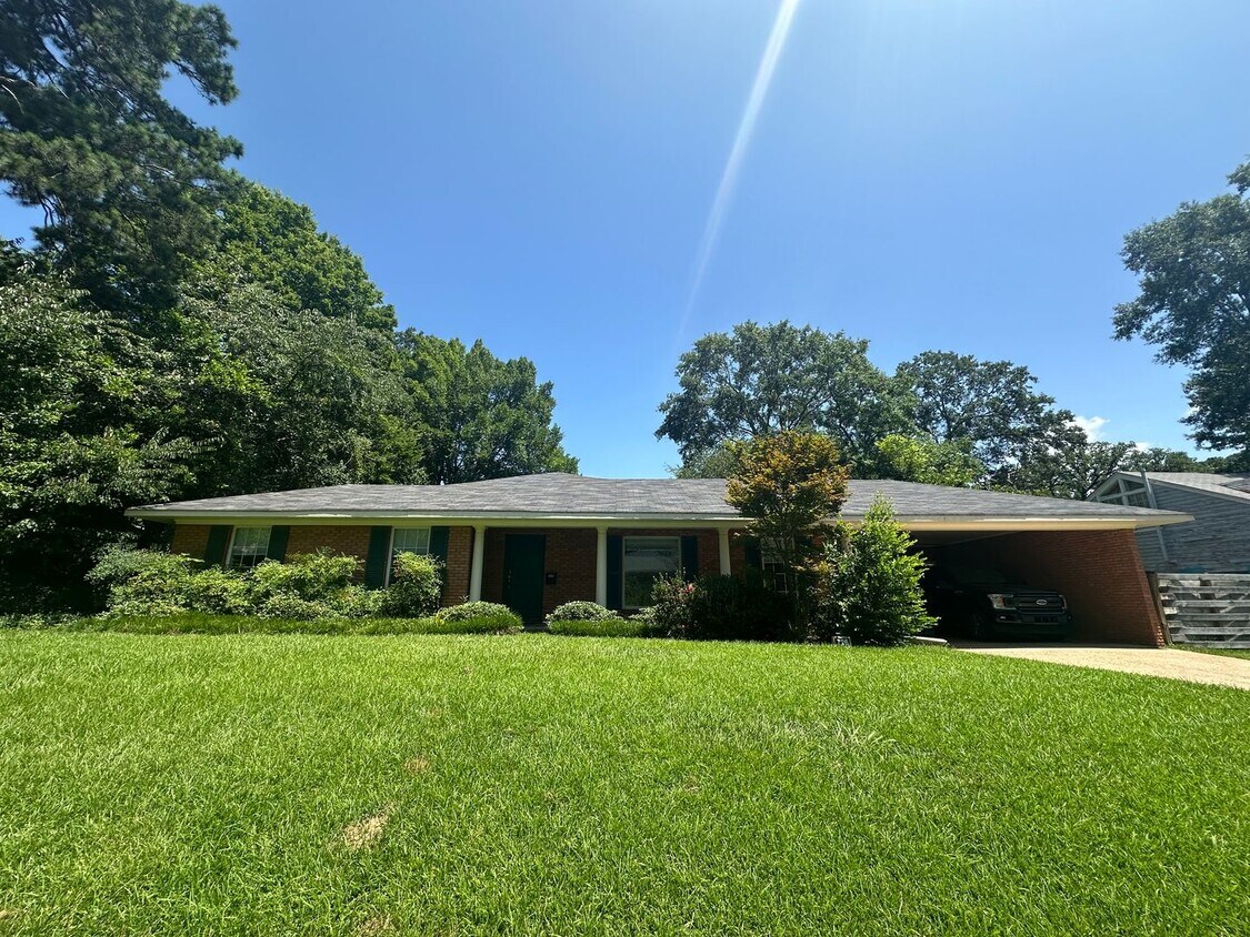 Foto principal - Gorgeous 3 Bedroom South Highland Home wit...