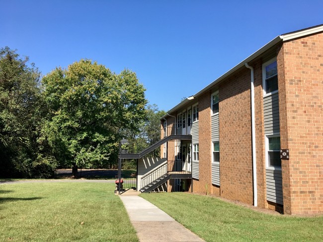 Building Photo - Pine Forest Apartments