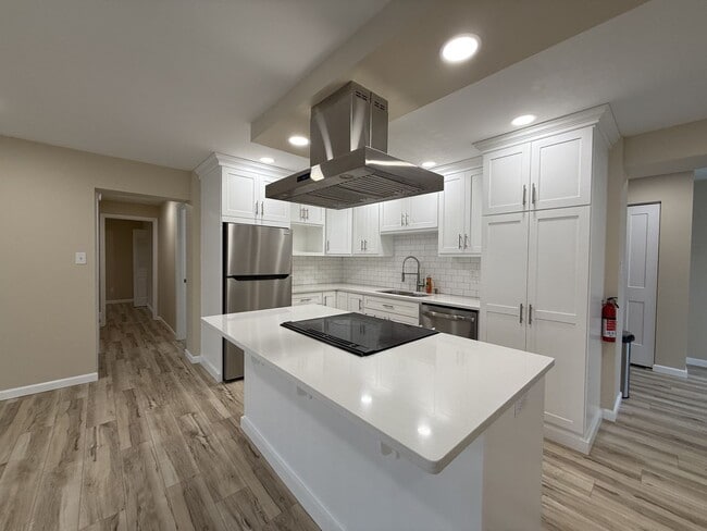 Building Photo - Remodeled 2-Bedroom!