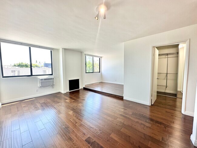 Building Photo - 724 N West Knoll Dr West Hollywood, CA 90069