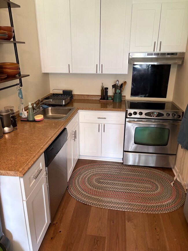 Cocina completamente remodelada y pisos de madera noble totalmente nuevos. - 1900 Richard Jones Rd
