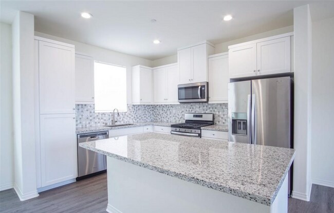 Foto del edificio - 3-Story Townhome w/ 2 Car Garage in New Co...