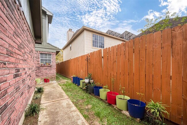 Building Photo - 561 Birdsong Dr
