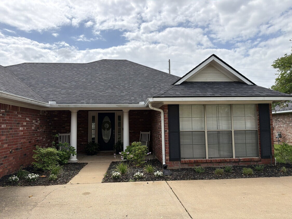 Foto del edificio - 5027 Tensas Dr