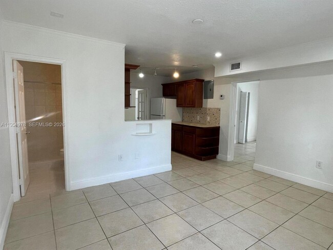 Building Photo - 1021 N Victoria Park Rd