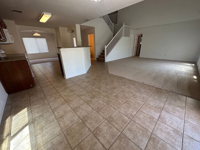 Foto del edificio - Two story 5 bedroom plus den & work statio...