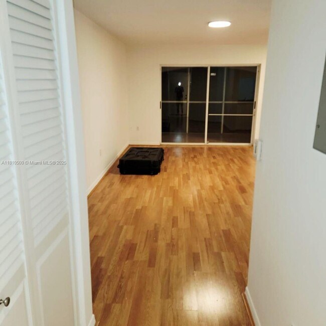 Foto del edificio - 4555 NW 99th Ave