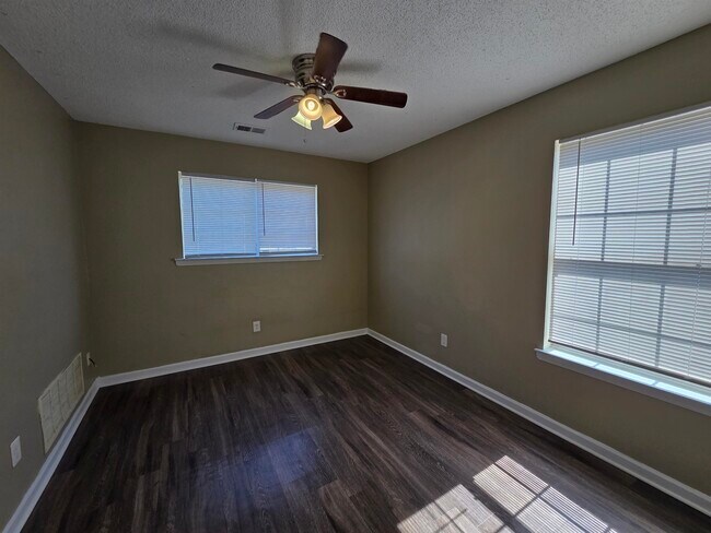 Building Photo - 4866 Royal Run Dr