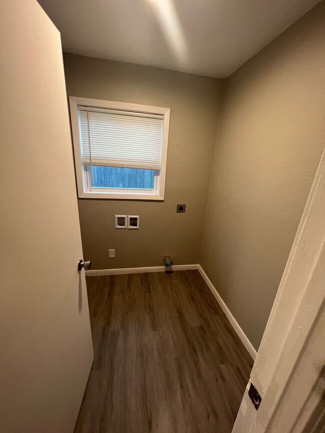 Building Photo - 3 Bedroom 2 Bathroom