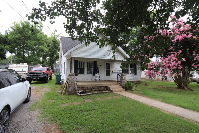 Building Photo - 413 Fairview Ave