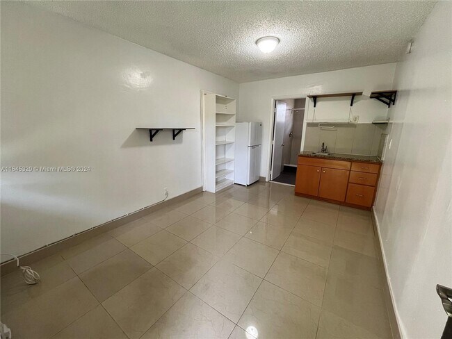 Foto del edificio - 883 NE 40th St